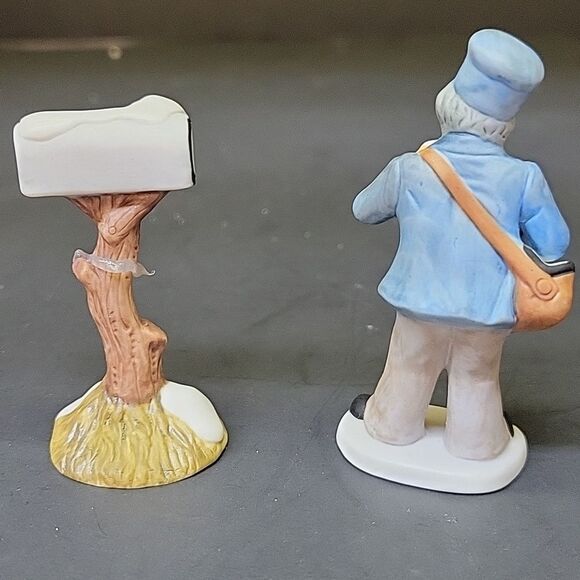 Dept 56 Villager Sisal Hedge Set(2) Mail Box And Mailman - Picture 5 of 10
